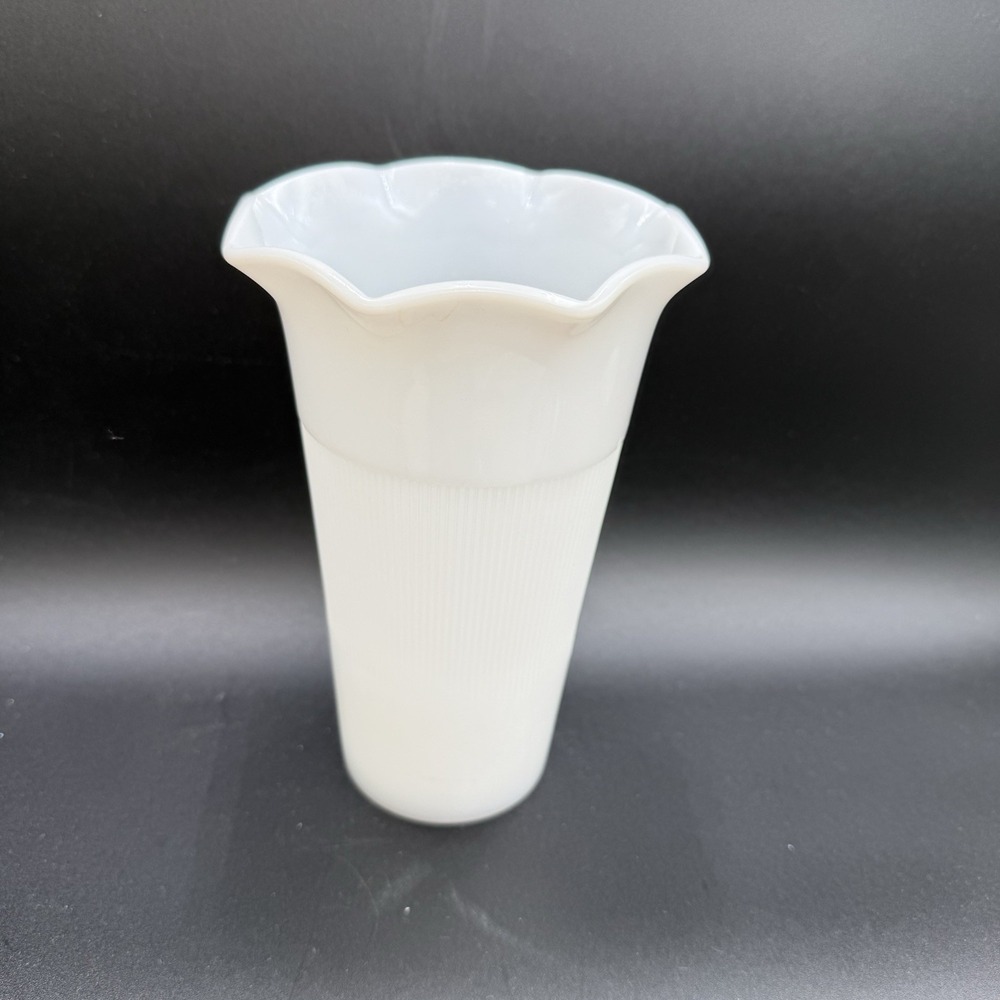 Hazel-Atlas White Milk Glass Ribbed Vase with Scalloped Rim MCM Vintage EUC - Picture 4 of 6